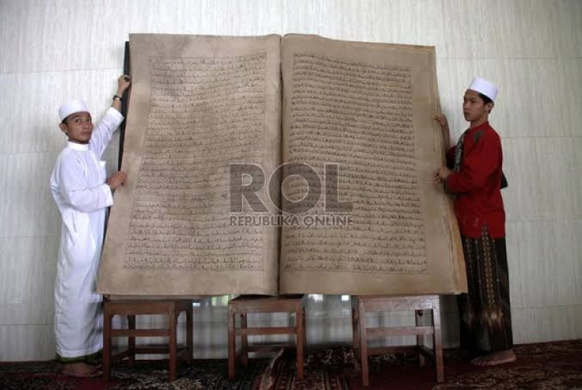 Al-Quran Raksasa Diperlihatkan di sebuah tempat. Dok. Republika