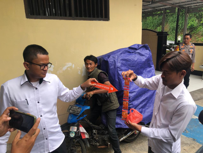 Aparat Polsek Sukabumi, Polres Sukabumi Kota memeriksa sampel makanan yang diduga menjadi penyebab keracunan pelajar SD di Kecamatan/Kabupaten Sukabumi, Senin (26/2/2024).