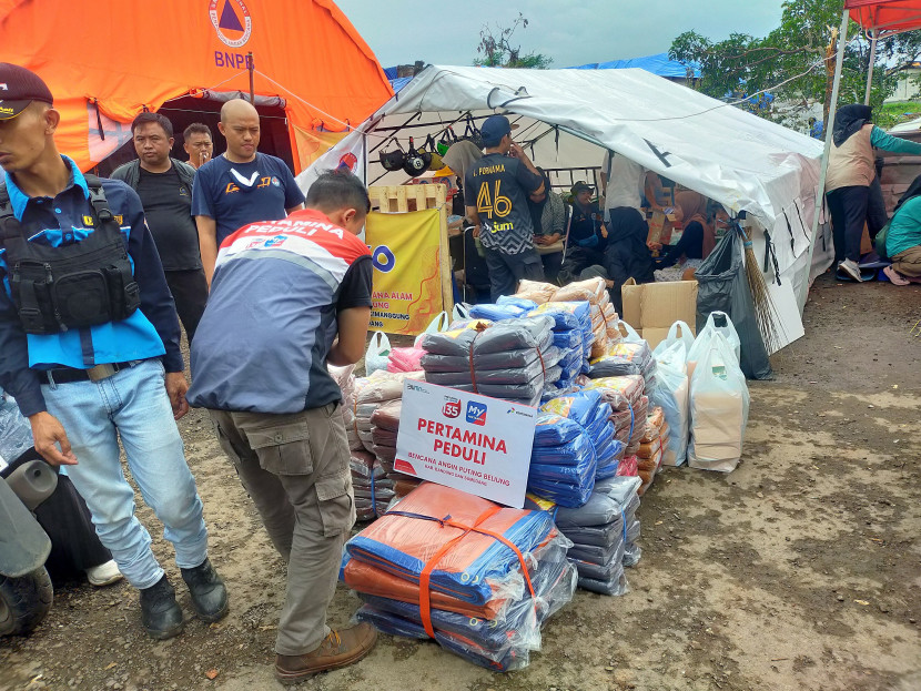 Bantuan PT Pertamina Patra Niaga Regional Jawa Bagian Barat melalui Program Pertamina Peduli disalurkan di Posko Badan Penanggulangan Bencana Daerah (BPBD) Kabupaten Sumedang. (Dok. Gincimanis.com)