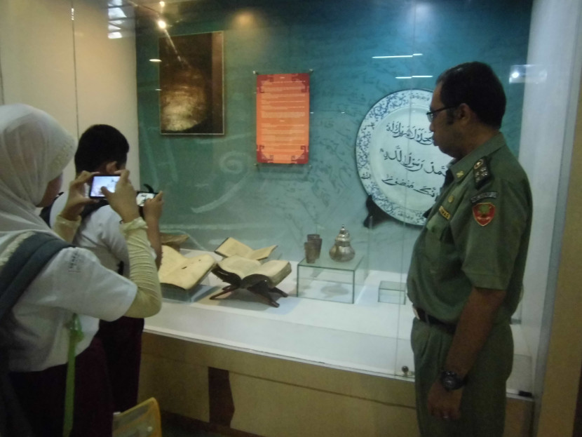 Anak sekolah sedang mengabadikan koleksi naskah kuno tentang Islam di Museum Ruwa Jurai Lampung. (Foto: SumatraLink.id/Mursalin Yasland)