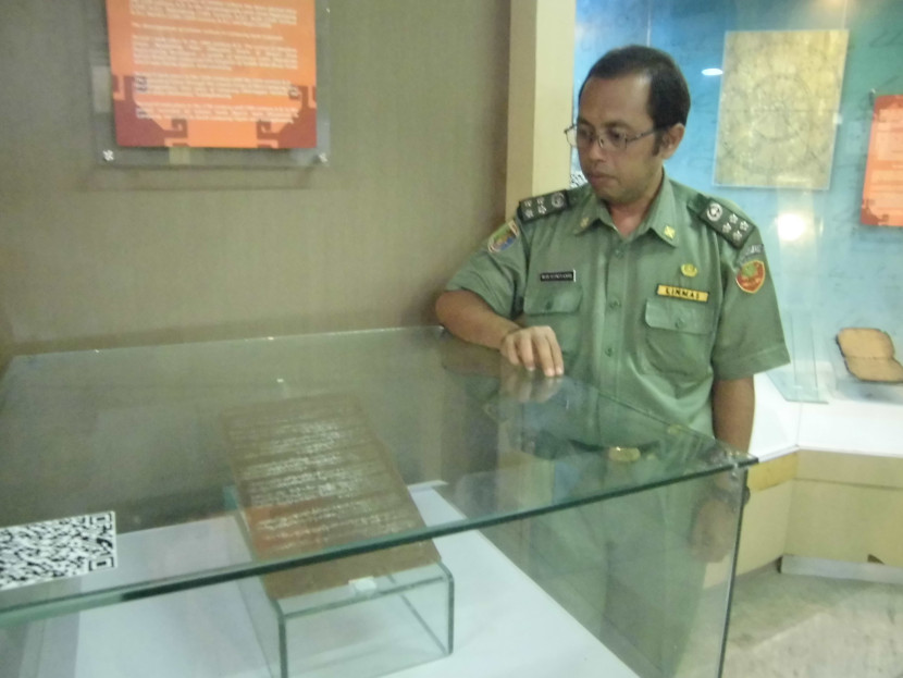 Salah satu artefak dan naskah kuno kehadiran Islam di Museum Ruwa Jurai Lampung. (Foto: SumatraLink.id/Mursalin Yasland)