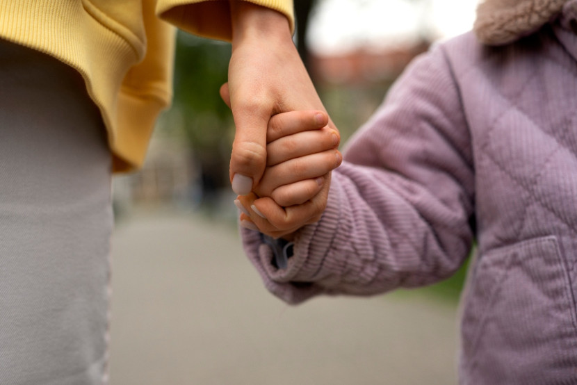Anak dan orang dewasa bergandengan tangan. Sumber:Freepik