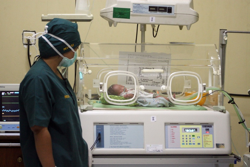 Tim Dokter memantau kondisi salah satu bayi tabung. Sumber: Republika