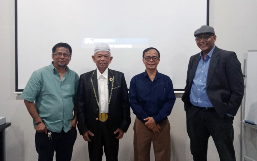 HM Syarifuddin Basrie (kedua dari kiri) bersama dosen pembimbing Ade Indra (kiri) dan dosen penguji. (FOTO: FB @HM Syarifuddin Basrie)