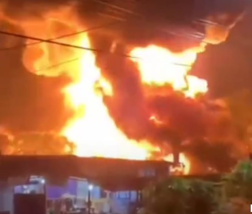Kebakaran gudang BBM di Campang Jaya, Sukabumi, Bandar Lampung, Selasa (27/2/2024) malam. (Foto: Tangkapan Layar Video Netizen)