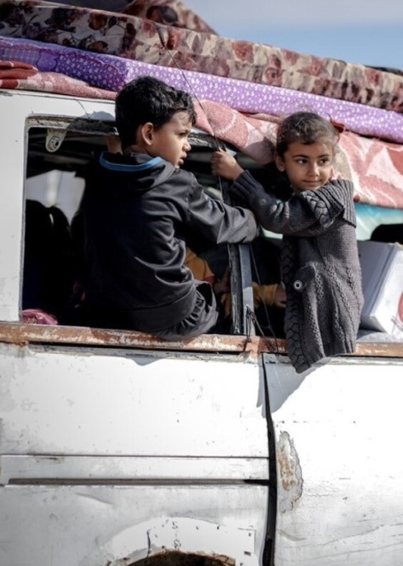 Dua anak mengendarai kendaraan ke arah barat Rafah dekat Mesir berbatasan. Gambar: WHO