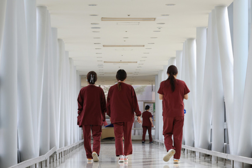 Perawat berjalan di rumah sakit universitas di Seoul pada hari Selasa setelah pemerintah mengumumkan proyek percontohan untuk menyesuaikan ruang lingkup tugas perawat. (Yonhap). Gambar: koreaherald