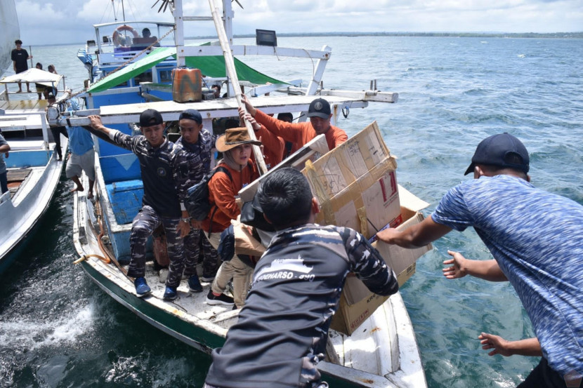 Tim Ekspedisi Rupiah Berdaulat 2024 sedang memasok kebutuhan rupiah ke Kepulauan Terdepan, Terluar, dan Terpencil (3 T). Foto: Laman resmi TNI 