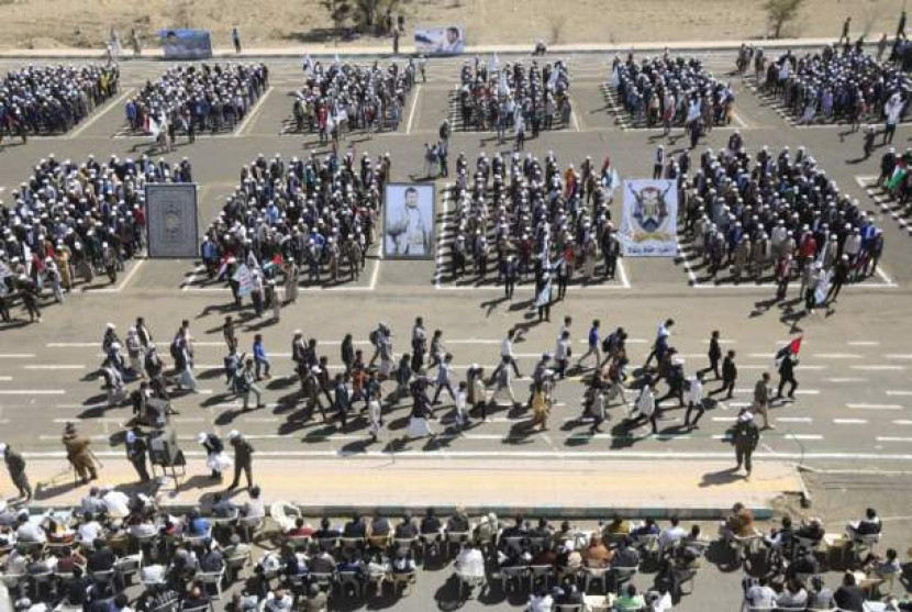 Mahasiswa yang baru direkrut mengambil bagian dalam protes terhadap serangan pimpinan AS terhadap posisi Houthi, di Universitas Sana'a, di Sana'a, Yaman, 21 Februari 2024. (EPA-EFE/YAHYA ARHAB)
