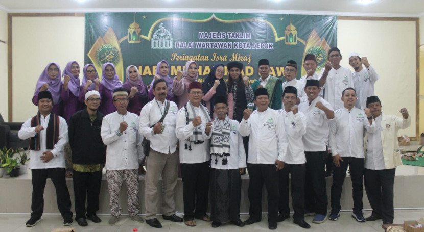 Sejumlah pengurus dan anggota MT Balai Wartawan Kota Depok berfoto bersama dengan penceramah KH Jaka Tingkir. (Dok)