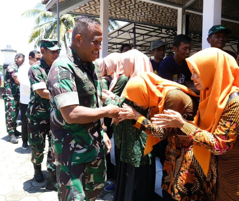 Panglima Kostrad (Pangkostrad) Letnan Jenderal TNI Muhammad Saleh Mustafa bersama warga di Banyumas, Jawa Tengah. (Dok TNI AD)