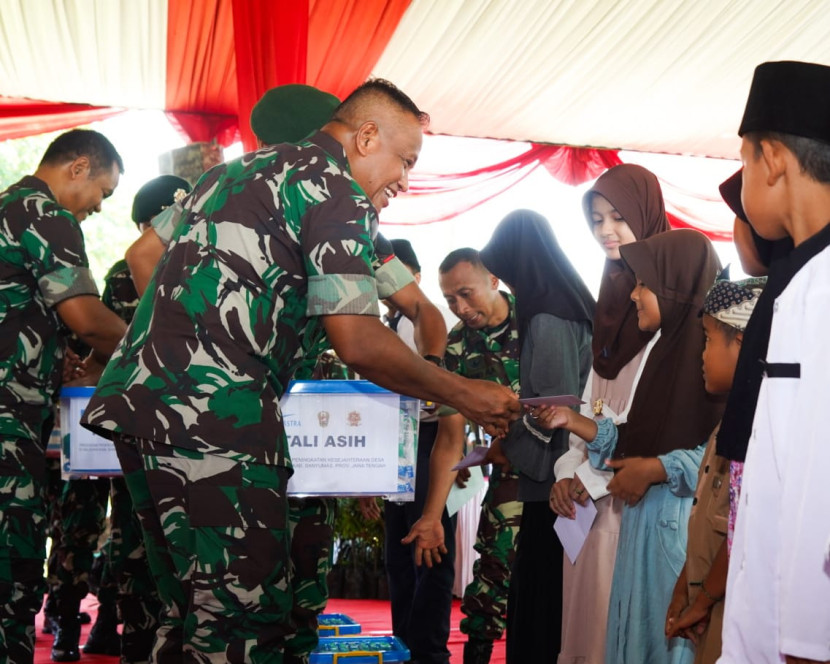 Panglima Kostrad (Pangkostrad) Letnan Jenderal TNI Muhammad Saleh Mustafa saat memberikan santunan kepada masyarakat di Banyumas, Jawa Tengah. (Dok TNI AD)