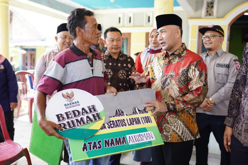 Pj Bupati Muba Apriyadi secara simbolis menyerahkan bantuan program bedah rumah kepada warga bernama Ali Usman. (FOTO: Dinkominfo Muba)