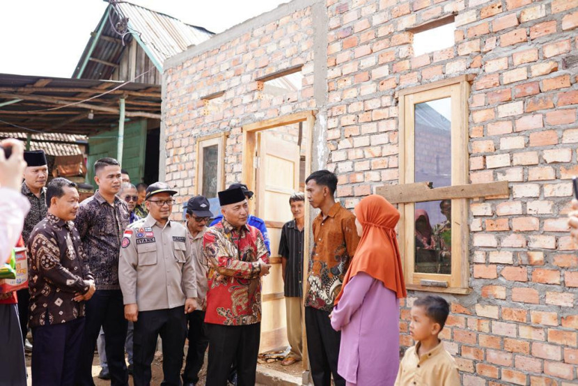 Pj Bupati Muba Apriyadi berkunjung dan berdialog dengan warga yang bantuan program bedah rumah. (FOTO: Dinkominfo Muba)