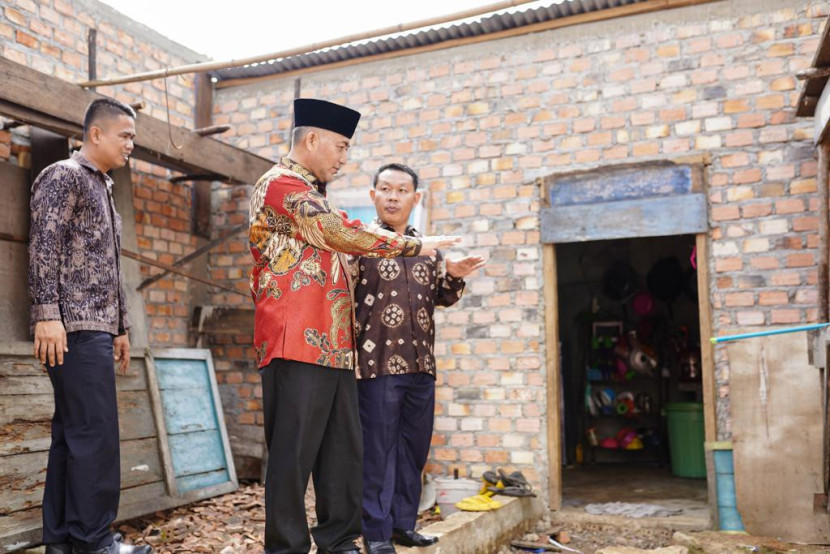 Pj Bupati Muba Apriyadi melihat langsung pengerjaan program bedah rumah warga. (FOTO: Dinkominfo Muba)