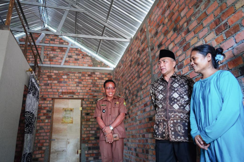 Pj Bupati Muba Apriyadi melihat langsung rumah warga yang sudah direnovasi dengan bantuan program bedah rumah dan berdialog langsung dengan Susi Susanti pemilik rumah. (FOTO: Dinkominfo Muba)