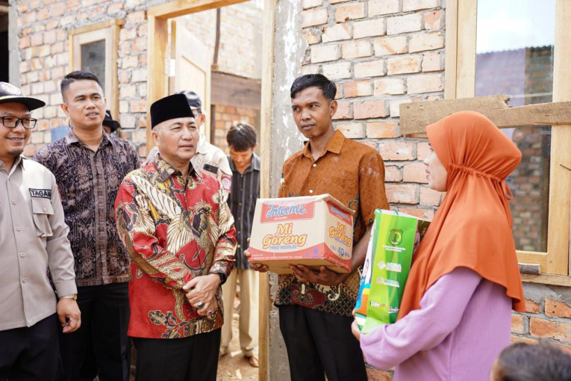 Pj Bupati Muba Apriyadi juga memberikan bantuan bahan makanan kepada warga miskin penerima bantuan program bedah rumah. (FOTO: Dinkominfo Muba)