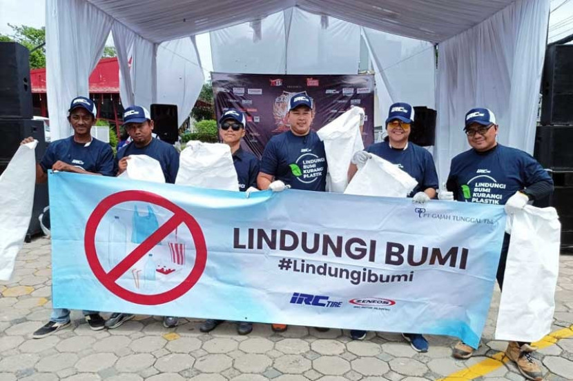 Aksi Bikers Anti Sampah Plastik (ABASP) yang didukung penuh oleh IRC Tire. Sumber: Alanbikers.com