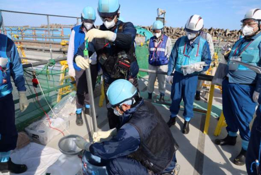 Foto selebaran yang disediakan oleh Tokyo Electric Power Company Holdings Inc. (TEPCO) menunjukkan anggota staf mengambil sampel air dari penyimpanan hulu, dua hari sebelum pembuangan kedua air radioaktif yang telah diolah di pembangkit listrik tenaga nuklir Fukushima Daiichi di Okuma, prefektur Fukushima , Jepang, 3 Oktober 2023. (EPA-EFE/TEPCO)