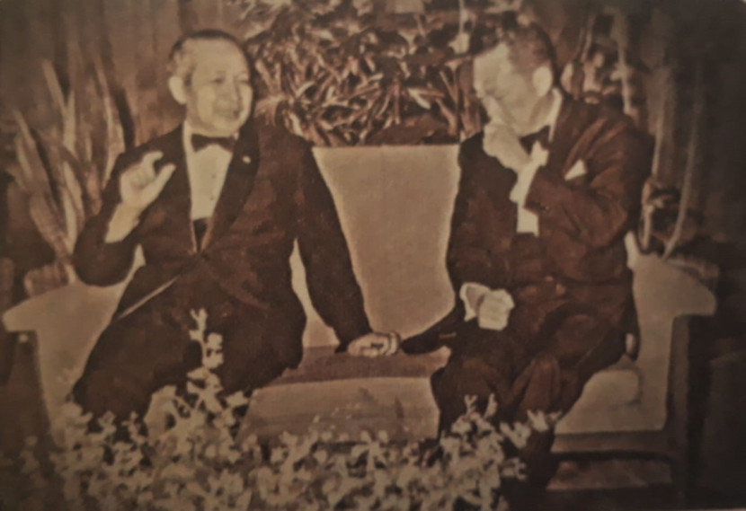 Presiden Soeharto berbicara langsung dengan Perdana Menteri Singapura Lee Kuan Yew di Jakarta, 25 Mei 1973. (Repro Foto: Buku Pak Harto The Untold Stories, 2012)