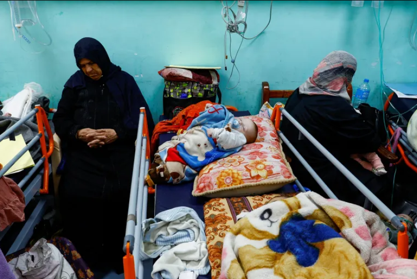 Seorang anak Palestina terbaring di tempat tidur di Rumah Sakit Abu Youssef al-Najjar, sementara warga Gaza menghadapi krisis tingkat kelaparan dan melonjaknya kekurangan gizi, di Rafah di Jalur Gaza selatan. Gambar: Ibraheem Abu Mustafa/Reuters