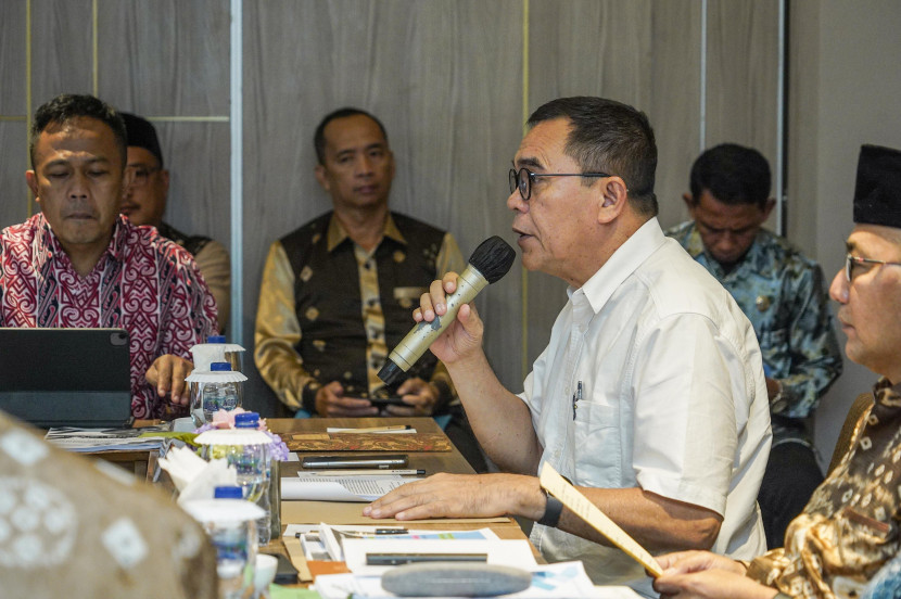 Dekan Fisip Unsri Alfitri (dua dari kanan) bersama Pj Bupati Apriyadi (kanan) pada FGD “Model Kebijakan Penanggulangan Kemiskinan dan Tata Kelola Data di Kabupaten Musi Banyuasin