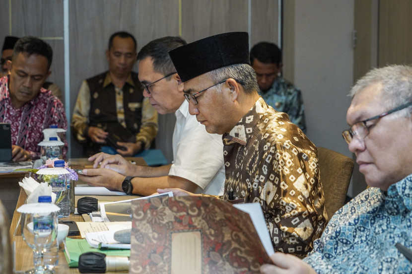 Pj Bupati Muba Apriyadi (tengah), Alfitri Dekan dan Guru Besar Fisip Unsri (kiri) Husni Thamrin dosen Fisip Unsri. (kanan)