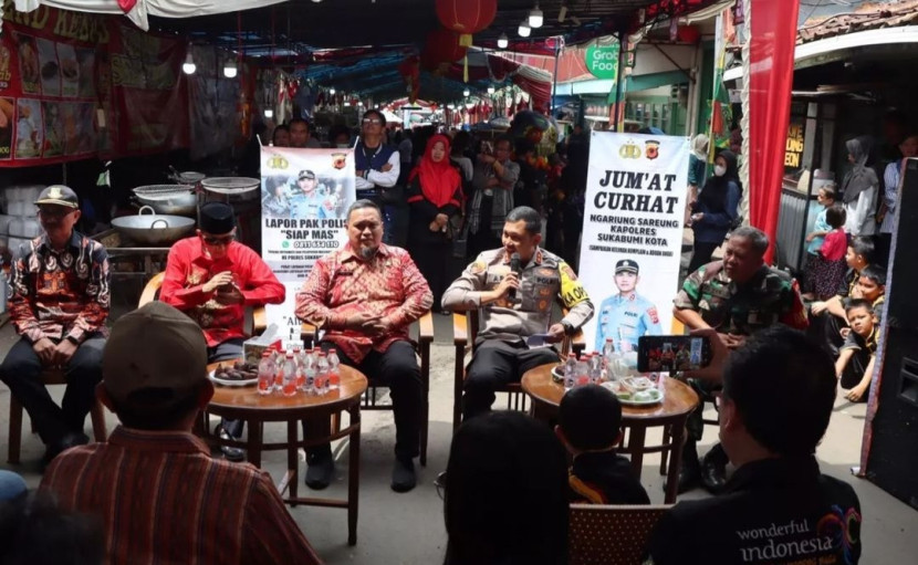 Polres Sukabumi Kota menggelar Jumat Curhat dalam menampung aduan warga di Jalan Lettu Sobri, Kota Sukabumi, Kamis (29/2/2024).