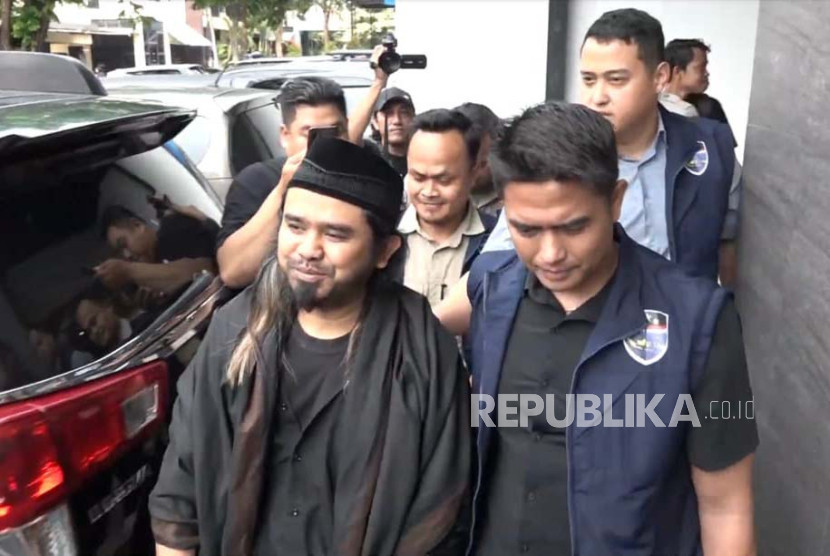 Samsudin Jadab alias Gus Samsudin (kiri) diperiksa sebagai saksi terkait konten boleh tukar pasangan. Samsudin diperiksa di Mapolda Jatim, Surabaya, Kamis (29/2/2024). (Dok Republika)