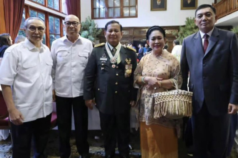 Menhan Prabowo Subianto diapit sang istri Titik Soeharto serta Sjafrie Sjamsoeddin dan Glenny Kairupan. Sumber:Republika.co.id