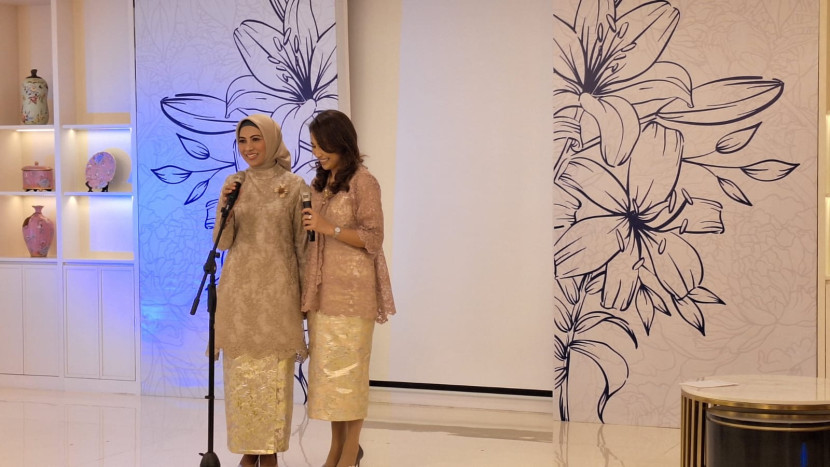 Sri Suparni Bahlil (kiri) dan founder sekaligus CEO PT Fashion Global Sejahtera Susi Ginting (kanan), saat launching busana wanita terbaru Polire bertema Puasa dan Pesona, pada Jumat (1/3/2024). (Foto: cari.republika.co.id)