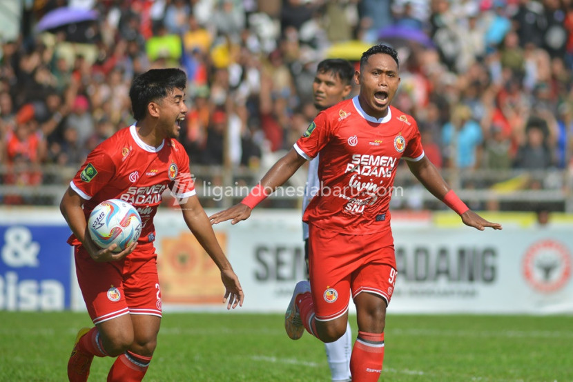 Pemain Semen Padang FC merayakan kemenangannya sukses promosi ke Liga1 Indonesia musim depan. (FOTO: ligaindonesiabaru.com)