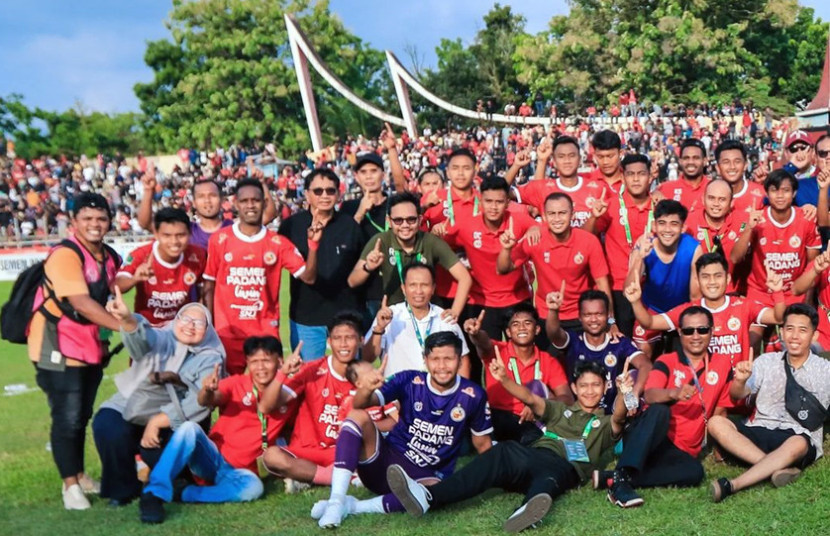 Pemain dan ofisial Semen Padang FC di Stadion Haji Agus Salim bergembira setelah sukses promosi ke Liga1 Indonesia musim depan. (FOTO: IG@semenpadangfcid)
