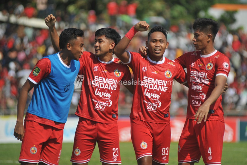 Empat pemain Semen Padang FC meluapkan kegemberiannya setelah sukses promosi ke Liga1 Indonesia musim depan dengan mengalahkan Malut United pada laga leg 2. (FOTO: ligaindonesiabaru.com)