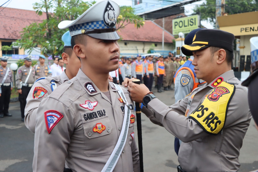 Kapolres Sukabumi Kota AKBP Ari Setyawan Wibowo memimpin apel gelar pasukan Operasi Keselamatan Lodaya 2024 di Mapolres Sukabumi Kota, Sabtu (2/3/2024).