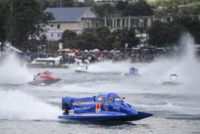 Pebalap tim Victory Erik Stark memacu kecepatannya dalam Kejuaraan Dunia Perahu Motor F1 Powerboat (F1H2O) 2023 di Danau Toba, Balige, Sumatra Utara, Ahad (26/2/2023). (Dok Republika)