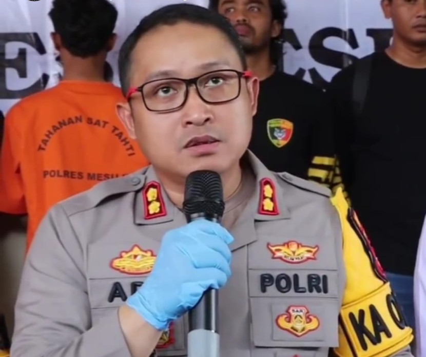 Kapolres Mesuji AKBP Ade Hermanto saat memberikan keterangan pers pembunuhan seorang guru SD di Mesuji, Jumat (1/4/2024). (Foto: IG @humaspolresmesuji)