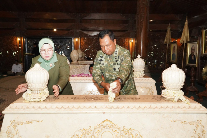 Kaskostrad Mayjen Farid Maruf di makan Jenderal Besar (Purn) H M Soeharto. Sumber:Penkostrad