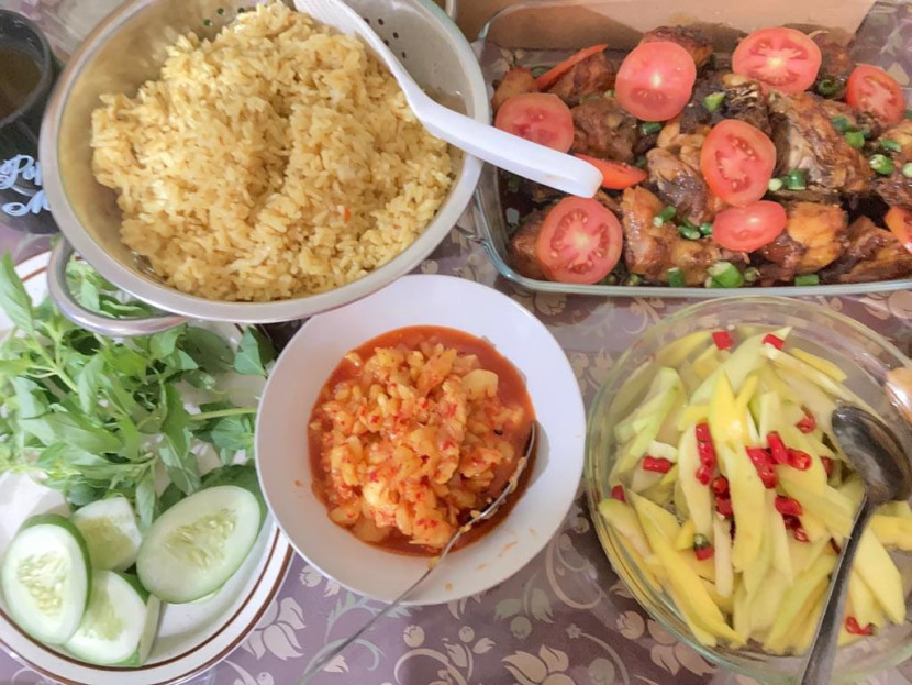 Nasi minyak atau nasi samin dan aneka lauknya khas orang Palembang. (Foto: SumatraLink.id/Mursalin Yasland)