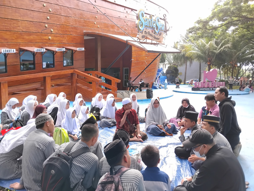 Puluhan anak yatim dari Panti Asuhan Muslimin Sukmawinata Kota Sukabumi diajak jalan-jalan  jelang puasa atau papajar di Santa Sea Waterpark Sukabumi, Ahad (3/3/2024).
