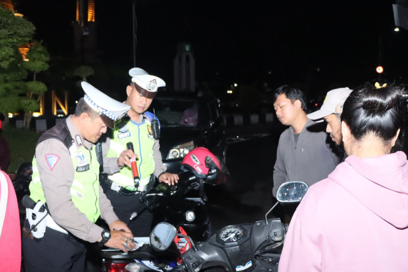 Polres Sukabumi Kota menindak pengendara sepeda motor dengan knalpot tidak sesuai spesifikasi di Jalan Ahmad Yani Kota Sukabumi, Sabtu (2/3/2024).