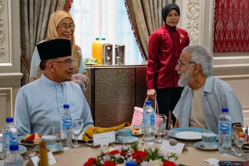 Perdana Menteri Malaysia Anwar Ibrahim menjamu tamunya Yusuf Islam. (FOTO: Instagram @@anwaribrahim_my)