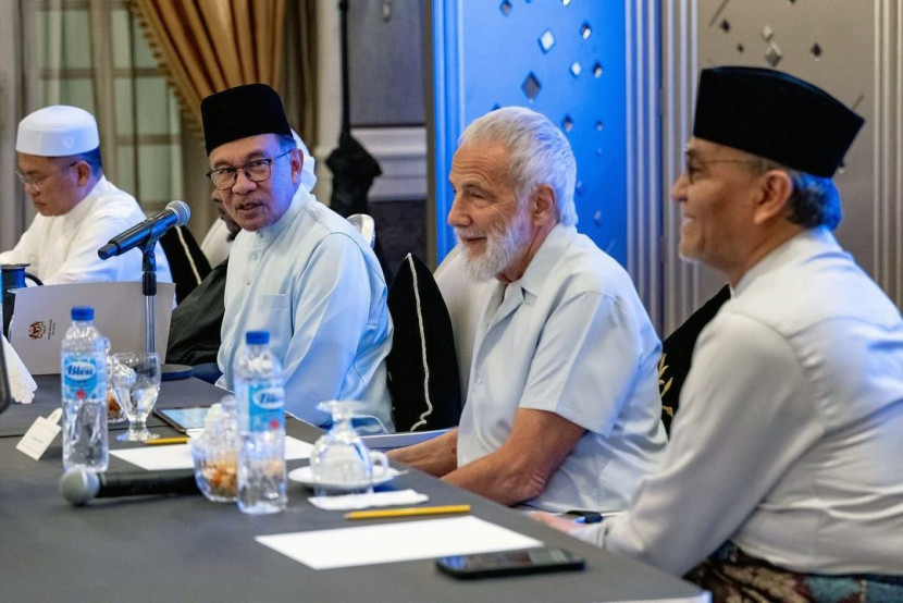 Perdana Menteri Malaysia Anwar Ibrahim bersama Yusuf Islam yang menyampaikan ceramahnya. (FOTO: Instagram @@anwaribrahim_my)