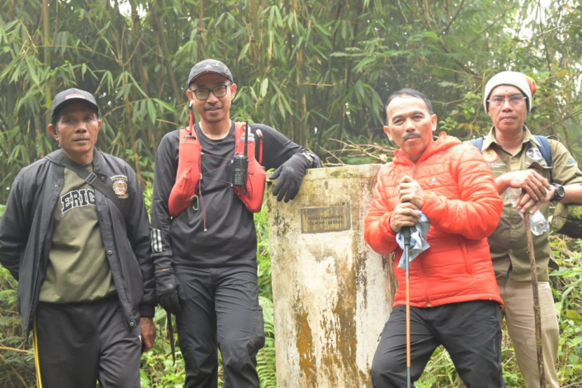 Pj Bupati Kuningan, Raden Iip Hidajat, memimpin ekspedisi di Gunung Tilu. (Dok Diskominfo Kabupaten Kuningan)