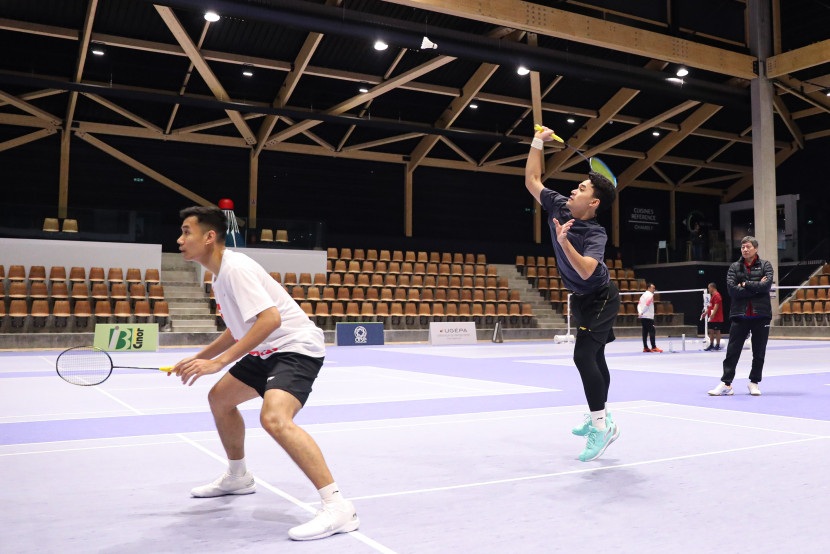 Pasangan ganda putra Bagas Maulana/Muhammad Shohibul Fikri optimistis bisa merebut gelar di tur Eropa. Saat latihan, Bahas (kaos putih) berpasangan dengan Leo Rolly Carnando. (Sumber foto: PBSI)