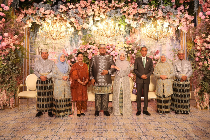 Presiden Jokowi dan Ibu Iriana dalam acara resepsi pernikahan putra Mentan Andi Amran Sulaiman. (Dok Istimewa)