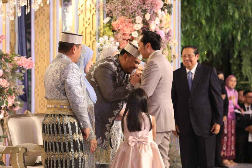 Presiden Susilo Bambang Yudhoyono (SBY) dan Edhie Baskoro Yudhoyono (Ibas) hadir dalam acara resepsi pernikahan putra Mentan Andi Amran Sulaiman. (Dok Istimewa).