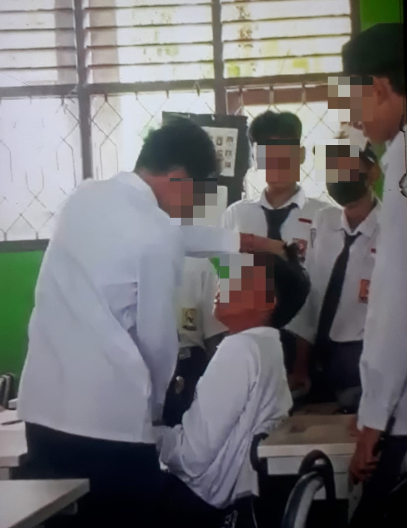 Kasus perundungan dan kekerasan terhadap seorang anak SMP beredar videonya di media sosial, Senin (4/3/2024). (Foto: Tangkapan Layar Video)