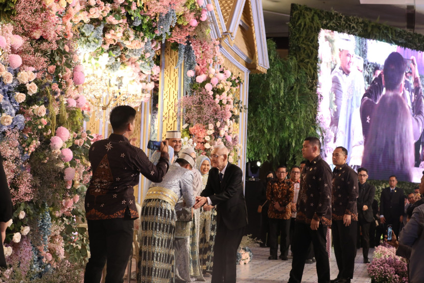 Wakil Presiden RI ke-6 Try Sutrisno hadir dalam acara resepsi pernikahan putra Mentan Andi Amran Sulaiman. (Dok Istimewa).