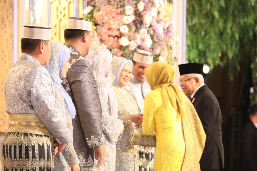 Wakil Presiden KH Maruf Amin (kanan) dan Ibu Wury (kuning), dalam acara resepsi pernikahan putra Mentan Andi Amran Sulaiman. (Dok Istimewa).